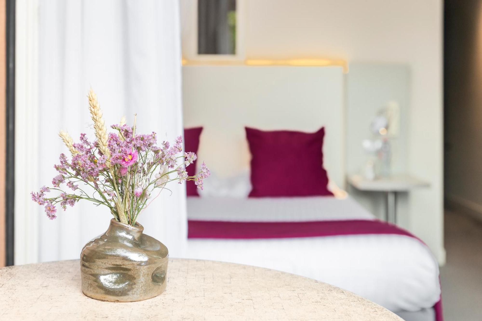 Le Carre D'Alethius Logis Hotel Restaurant Charmes-sur-Rhone エクステリア 写真