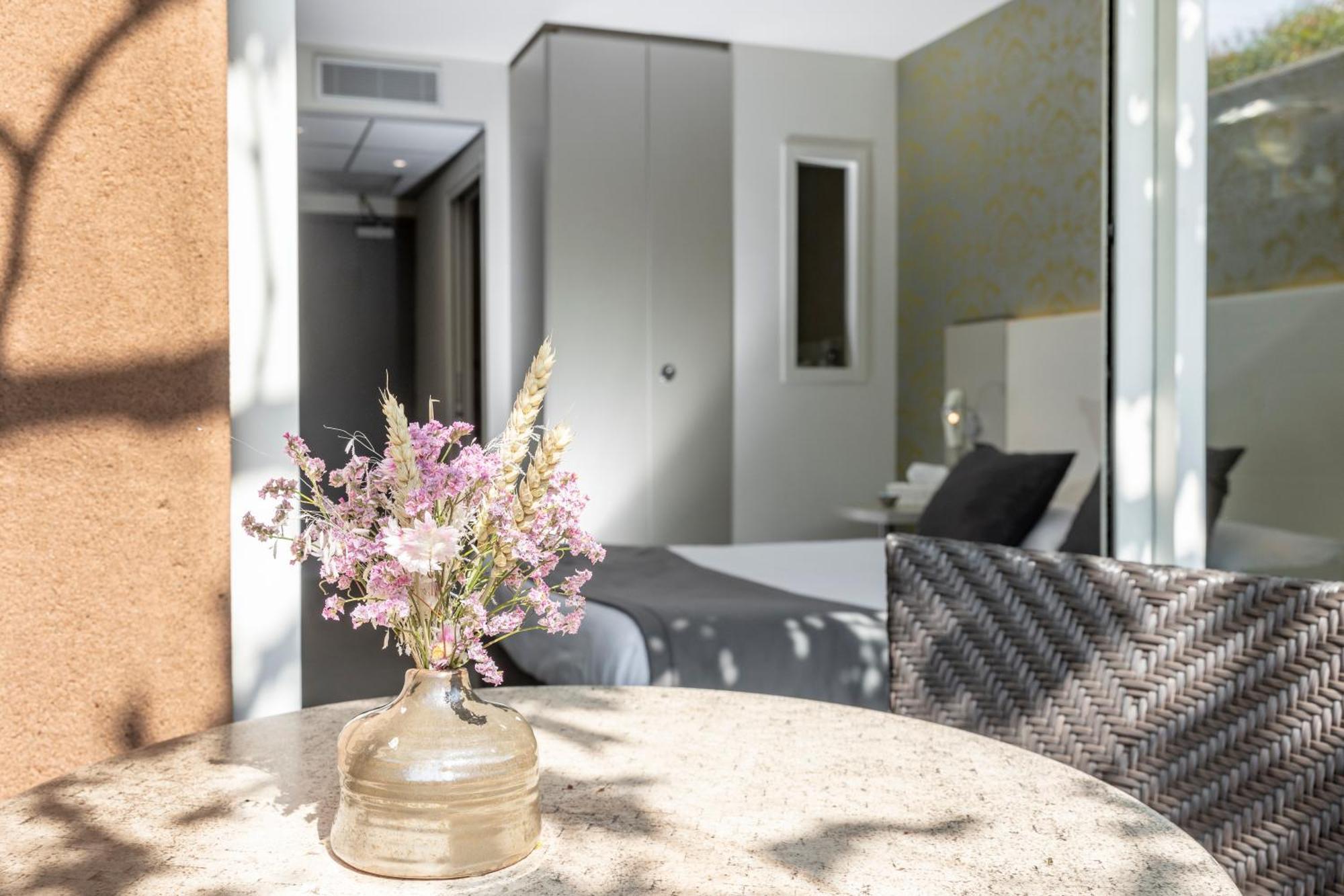 Le Carre D'Alethius Logis Hotel Restaurant Charmes-sur-Rhone エクステリア 写真