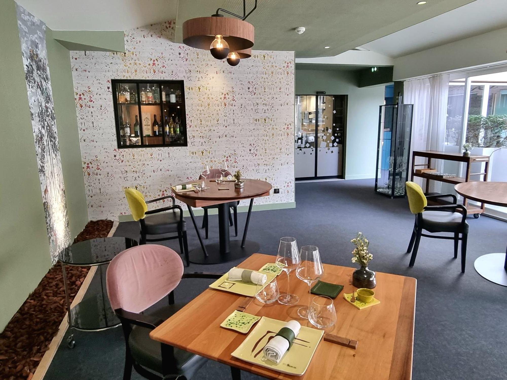 Le Carre D'Alethius Logis Hotel Restaurant Charmes-sur-Rhone エクステリア 写真