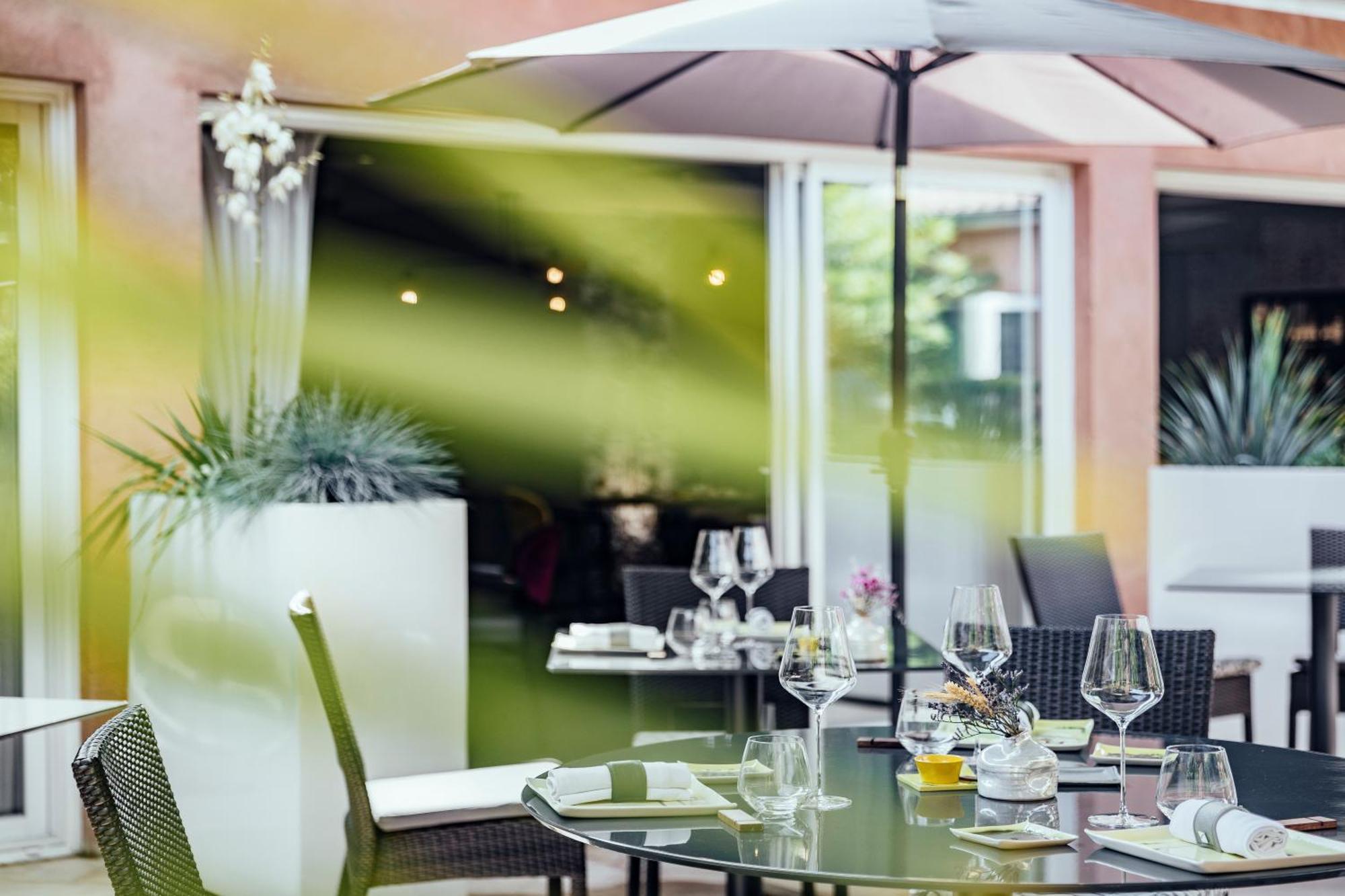 Le Carre D'Alethius Logis Hotel Restaurant Charmes-sur-Rhone エクステリア 写真